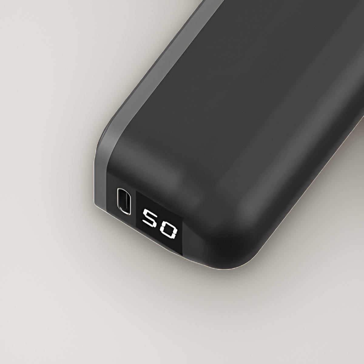 Nærbilde av håndvarmerens kortside med USB-C-port for lading